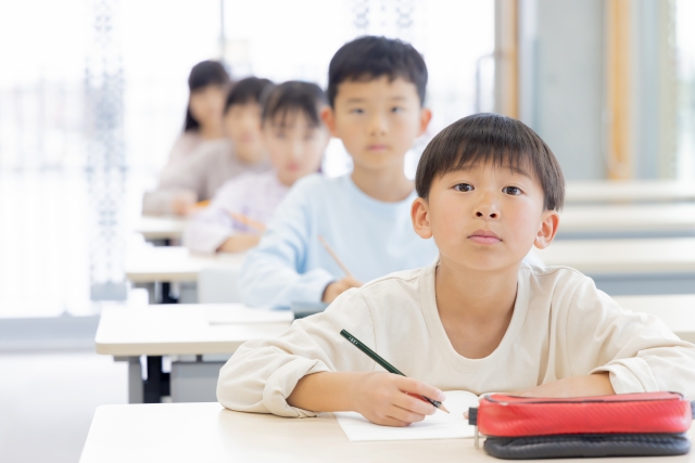 小学校で授業を受ける様子