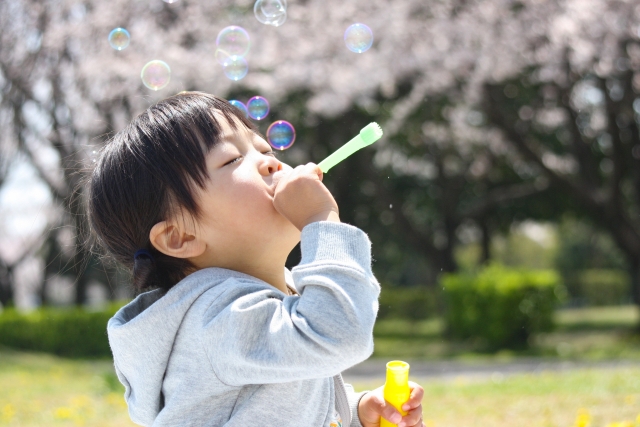 シャボン玉を吹く男の子