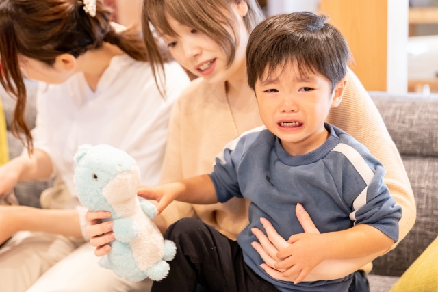 泣くこども