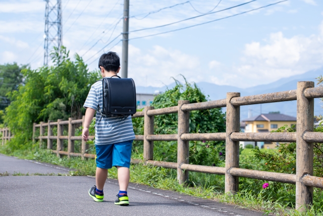 一人で登校するこども