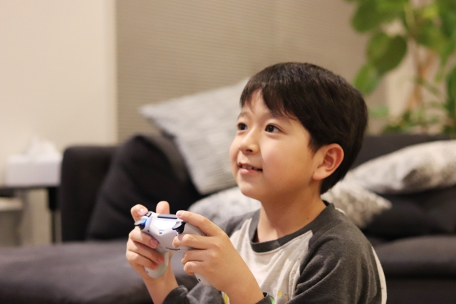 ゲームをするこども