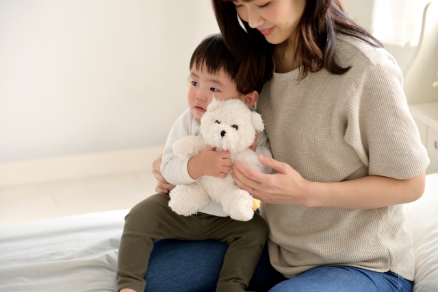 ぬいぐるみとこどもの写真
